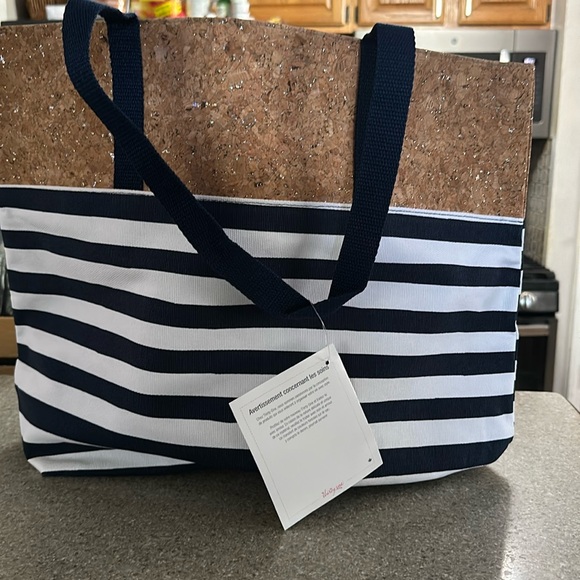 NWT- thirty one getaway tote in cabana stripe. - Picture 1 of 5